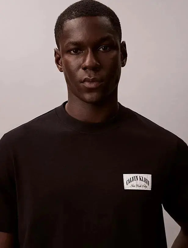 LV04RF294G SS EASY COLLEGIATE BADGE TEE NERO CALVIN KLEIN