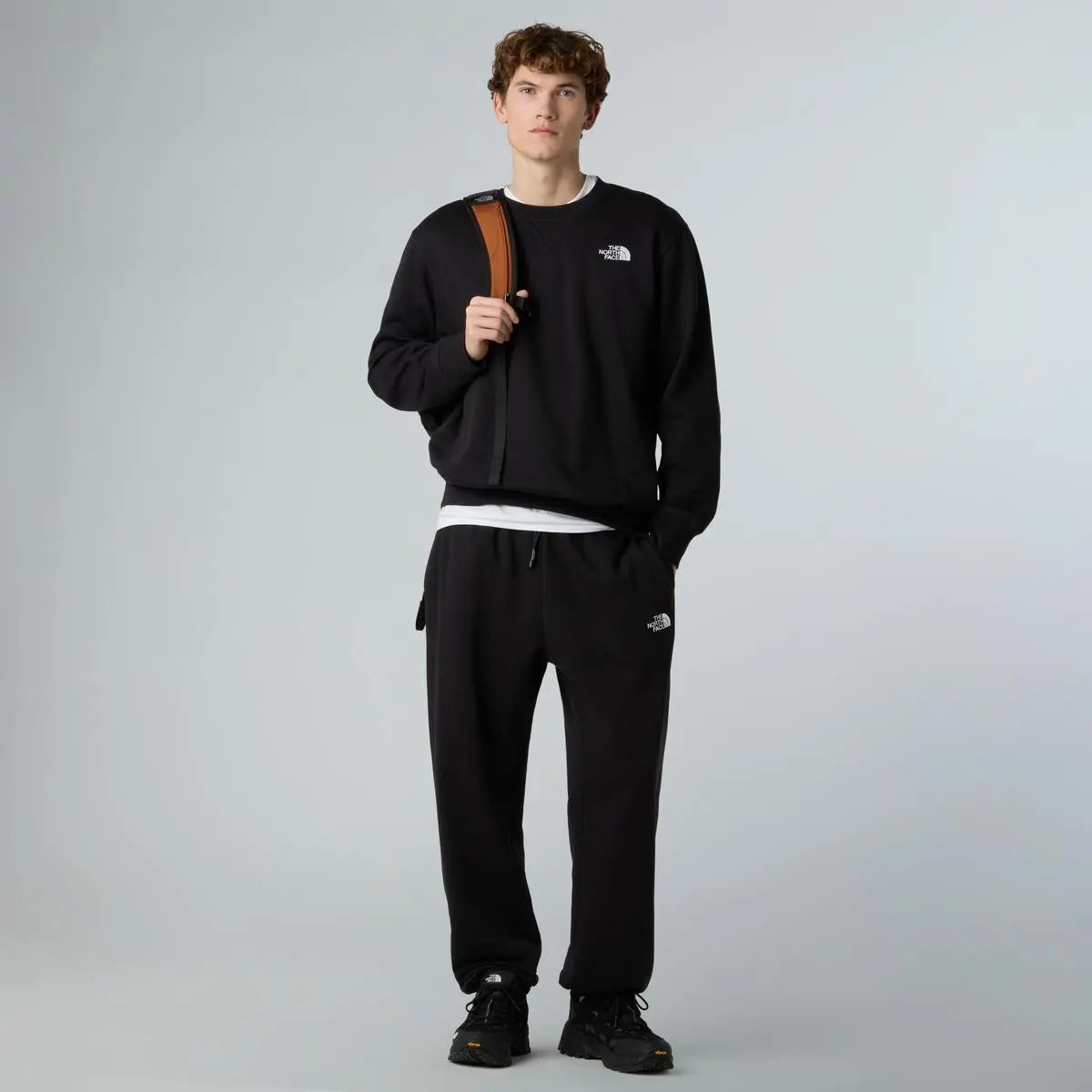 NF0A89ET M ESSENTIAL RELAXED CREW NERO THE NORTH FACE
