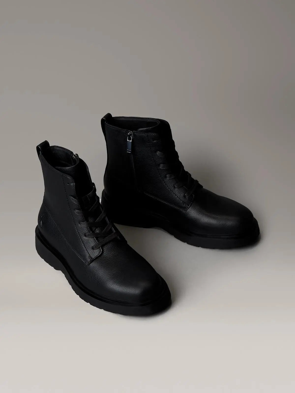 YM0YM01373 COMBAT ESS LACE UP ZIP BOOT LTH NERO CALVIN KLEIN
