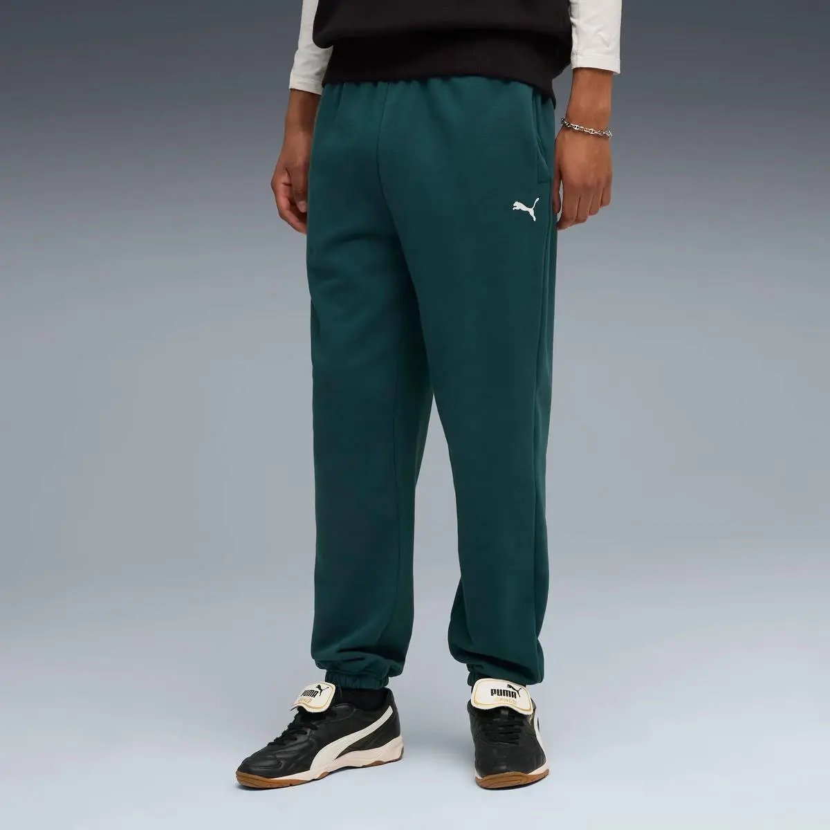 631535 WARDROBE ESS RELAXED SWEATPANTS VERDE PUMA
