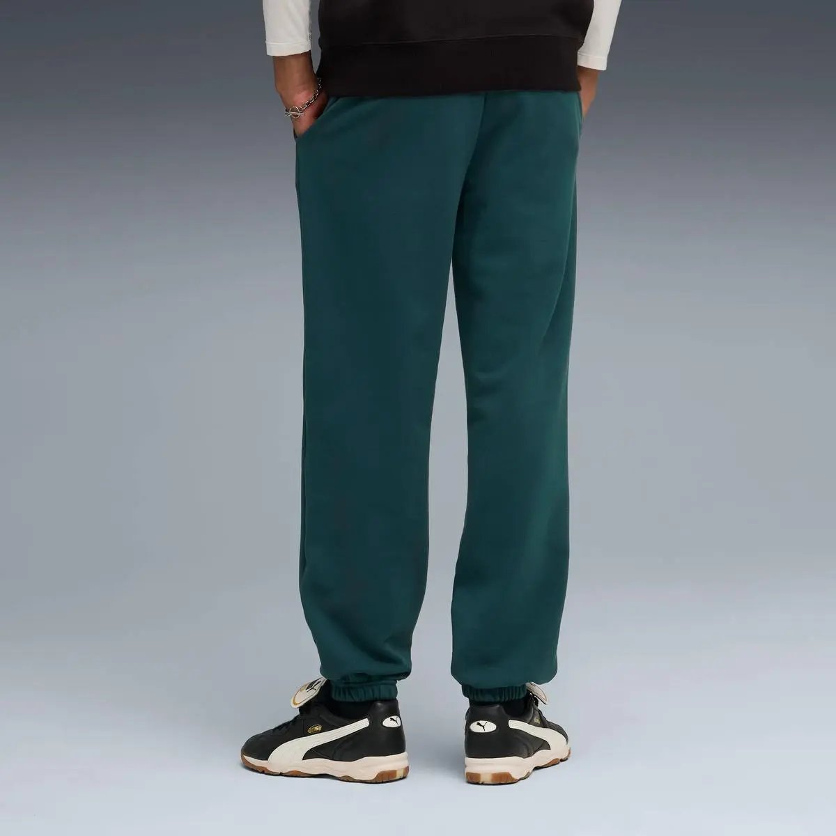 631535 WARDROBE ESS RELAXED SWEATPANTS VERDE PUMA