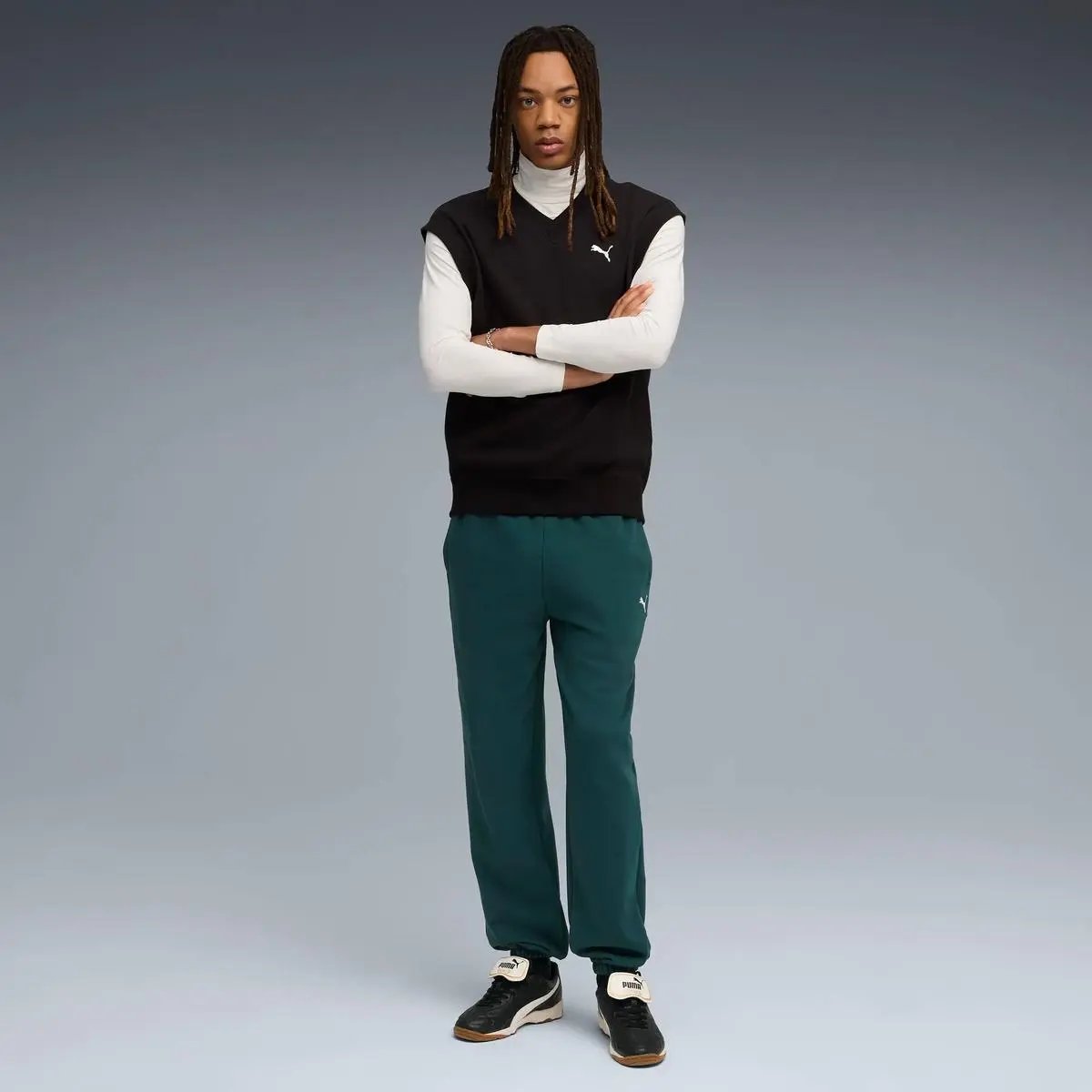 631535 WARDROBE ESS RELAXED SWEATPANTS VERDE PUMA