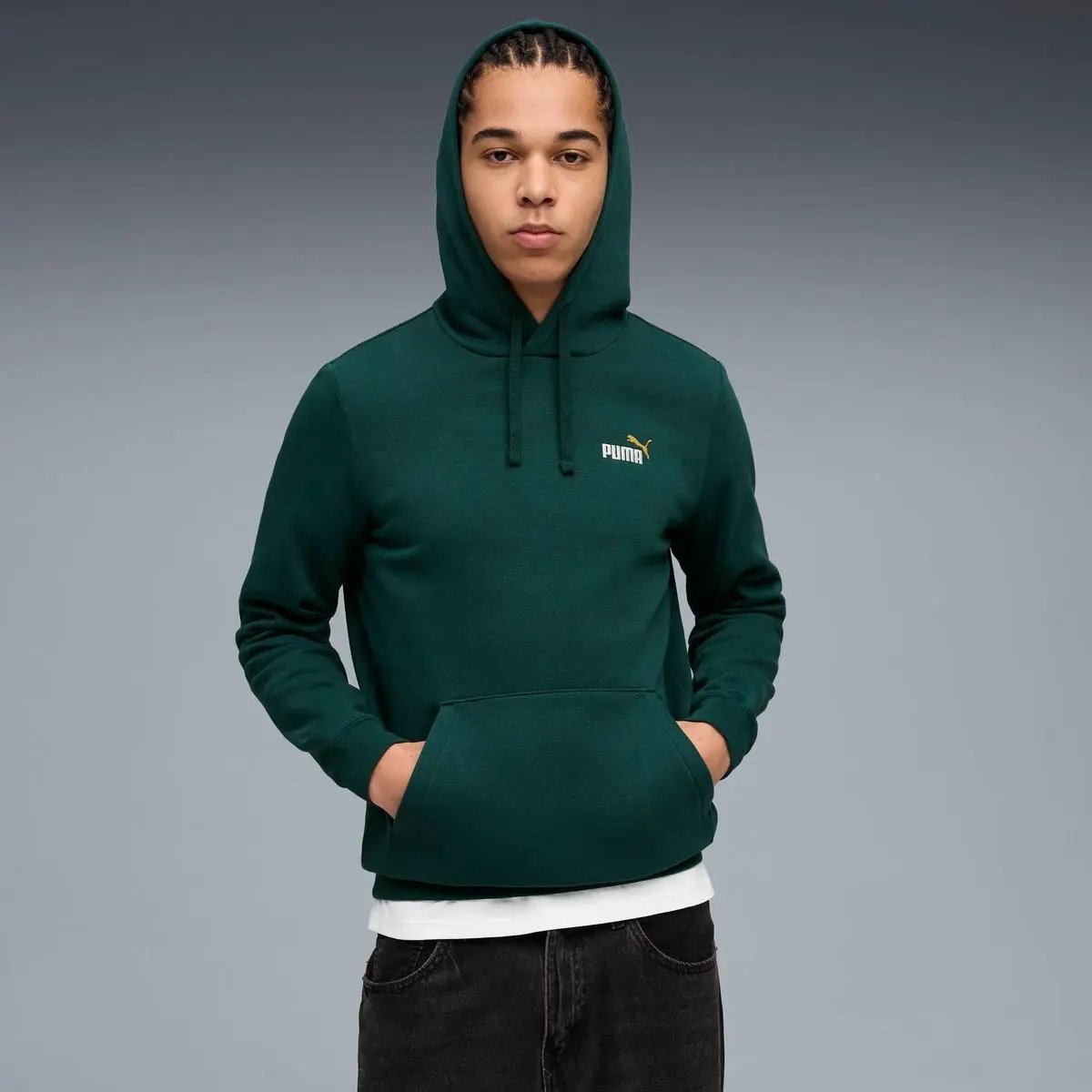 684718 ESS 2 COLOR LOGO HOODIE VERDE PUMA