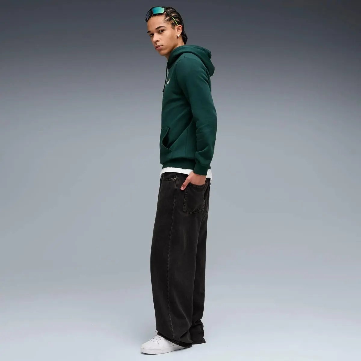 684718 ESS 2 COLOR LOGO HOODIE VERDE PUMA