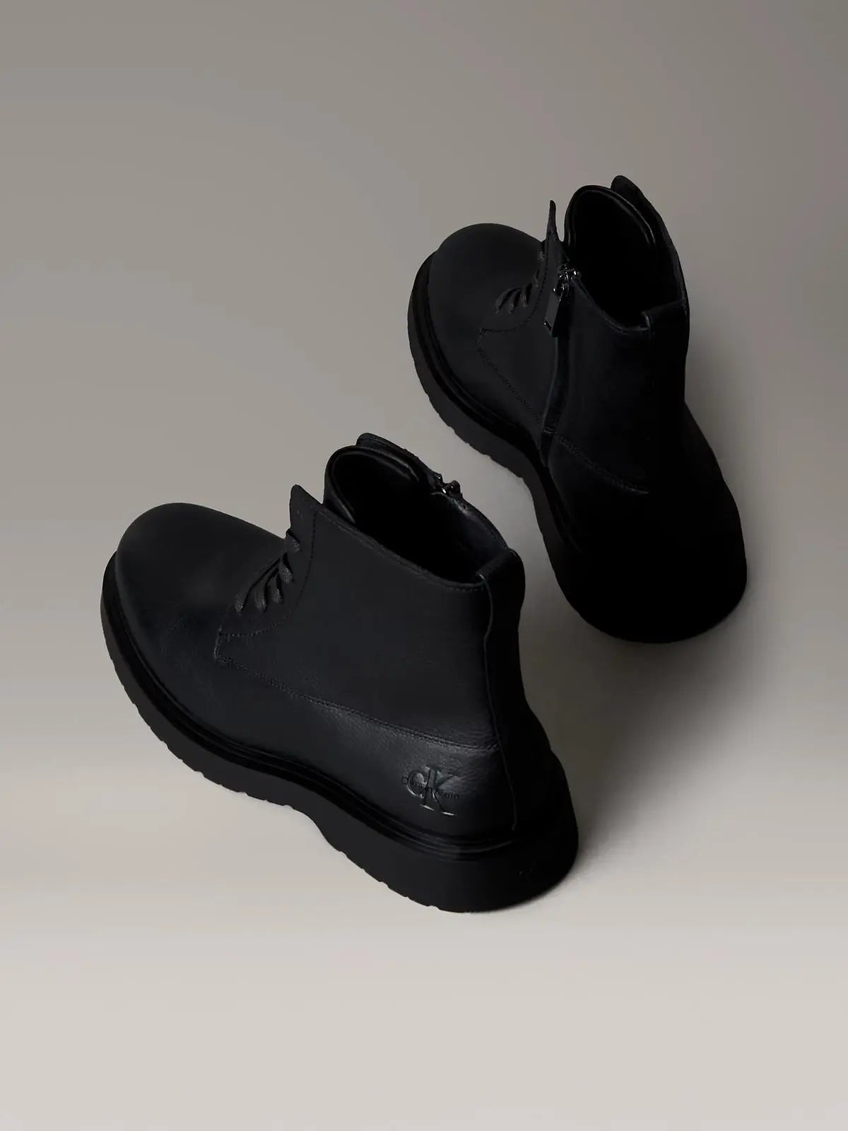 YM0YM01373 COMBAT ESS LACE UP ZIP BOOT LTH NERO CALVIN KLEIN